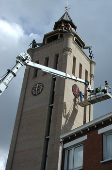 Création Paschal des 4 cadrans 1,60m en tôle peinte avec chiffres et aiguilles en laiton poli et vernis.